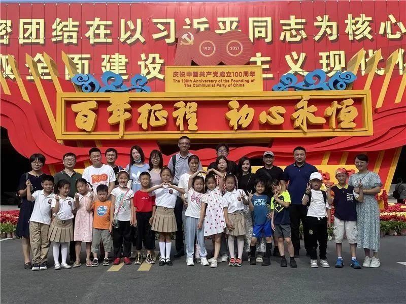 熊孩子爬进火锅店菜柜不出来，店员合力将其拉出