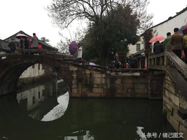 上实城市开发(00563)：叶维琪退任执行董事